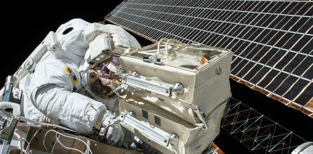 Seorang astronaut di luar angkasa di luar kapal mereka