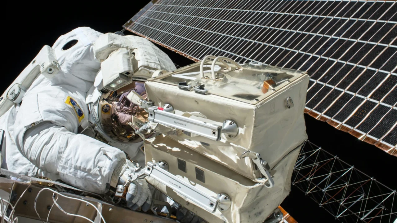 Seorang astronaut di luar angkasa di luar kapal mereka