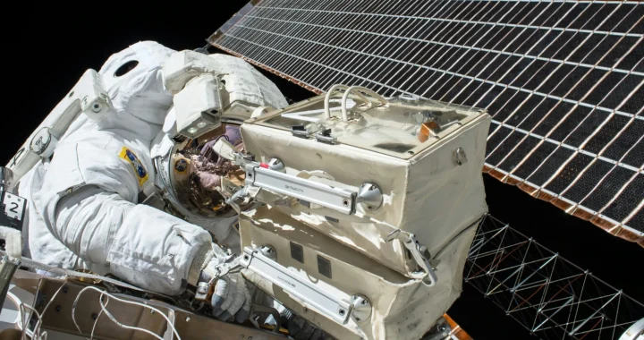 Seorang astronaut di luar angkasa di luar kapal mereka