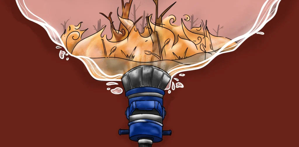 Nozzle selang pemadam menyemprot ke atas, menampakkan kebakaran hutan gambut di dalam lengkungan air.