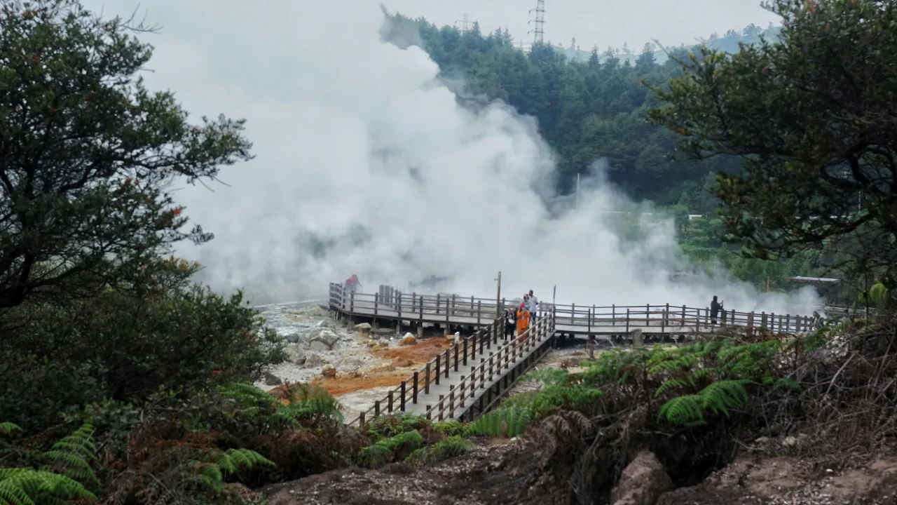 alan setapak dari kayu dikelilingi asap panas bumi