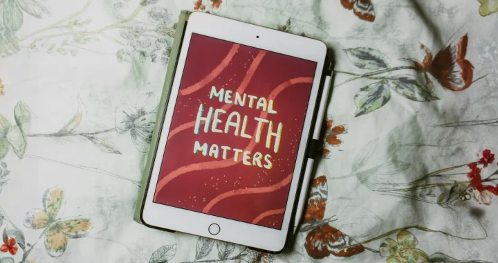 layar gadget dengan tulisan mental health matters