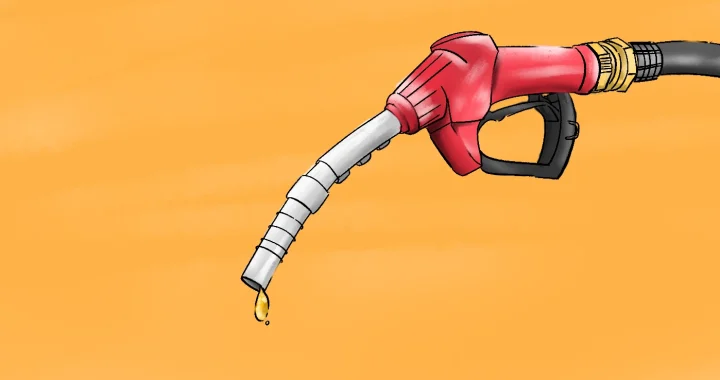 Nozzle pompa BBM berwarna merah dengan tetesan bahan bakar menetes dari ujungnya, berlatar belakang oranye.