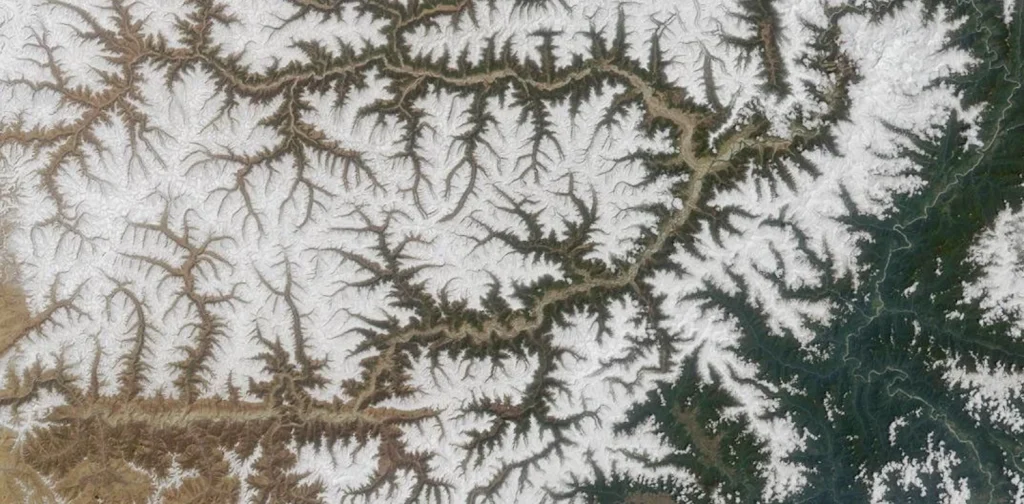 Sungai Yarlung Tsangpo saat mengalir melalui Wilayah Otonomi Tibet di Tiongkok, dipotret dari udara.