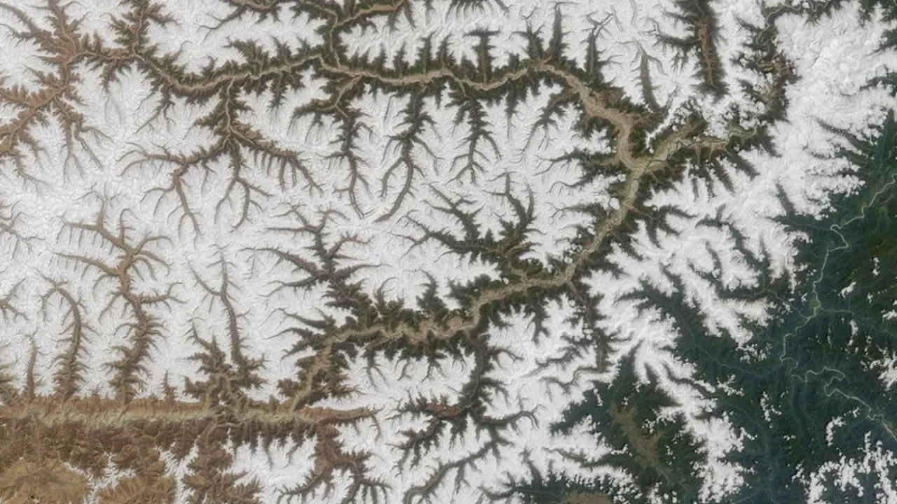 Sungai Yarlung Tsangpo saat mengalir melalui Wilayah Otonomi Tibet di Tiongkok, dipotret dari udara.