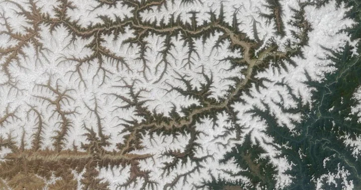 Sungai Yarlung Tsangpo saat mengalir melalui Wilayah Otonomi Tibet di Tiongkok, dipotret dari udara.