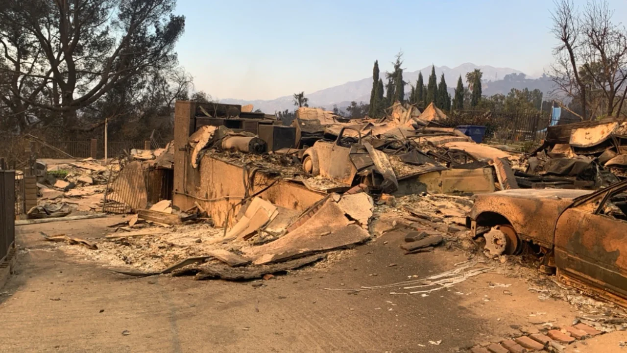 Sebuah rumah yang hangus dan kendaraan yang hancur akibat Kebakaran Eaton di California, 2025.