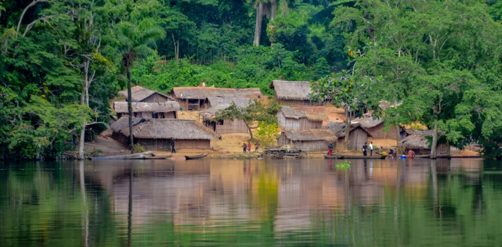 sebuah desa yang terletak di antara sungai dan hutan
