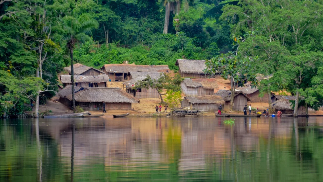 sebuah desa yang terletak di antara sungai dan hutan
