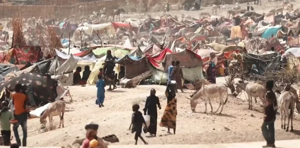 Sebuah kamp pengungsi Sudan di Chad timur, memperlihatkan deretan tempat penampungan bagi keluarga-keluarga yang melarikan diri setelah melintasi perbatasan dari Darfur