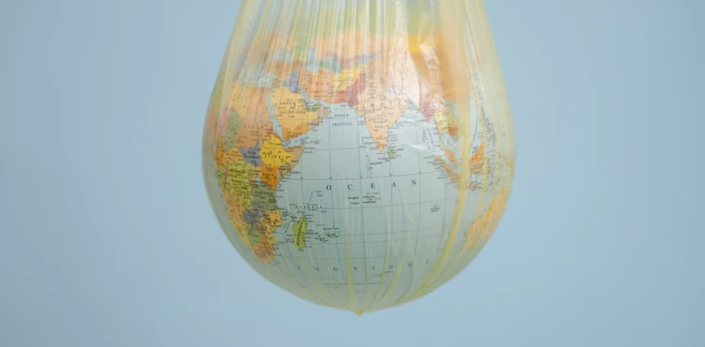 sebuah bola dunia yang tergantung di dalam kantong plastik berwarna kuning