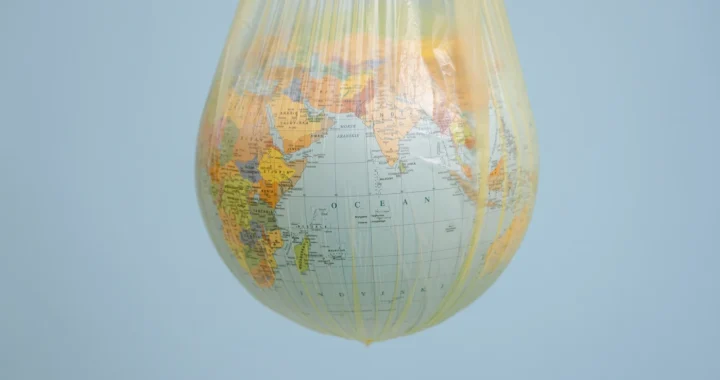 sebuah bola dunia yang tergantung di dalam kantong plastik berwarna kuning