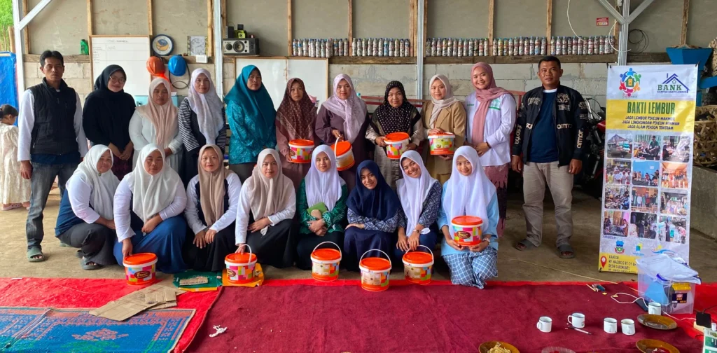beberapa perempuan memilah sampah plastik di bawah bangun beratap seng