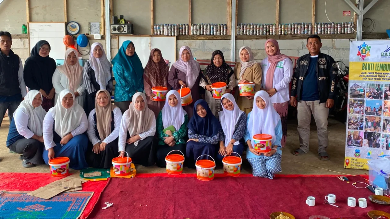 beberapa perempuan memilah sampah plastik di bawah bangun beratap seng