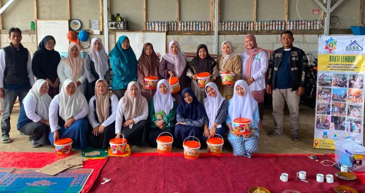 beberapa perempuan memilah sampah plastik di bawah bangun beratap seng