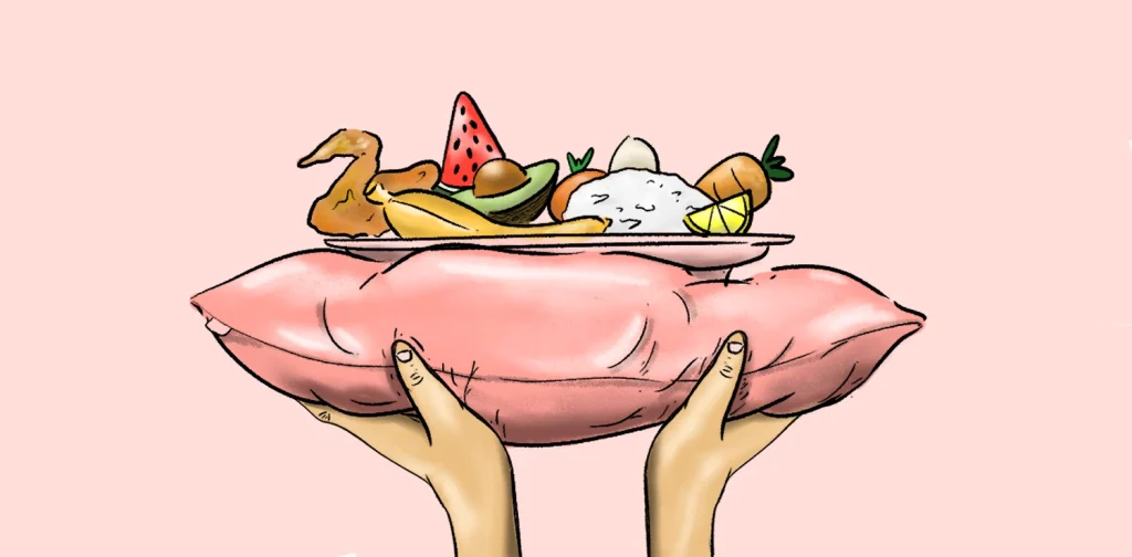 Ilustrasi dua tangan menyangga bantal merah muda yang di atasnya terdapat piring berisi makanan, seperti sayap ayam, semangka, alpukat, pisang, nasi, wortel, dan lemon, dengan latar merah muda pucat.