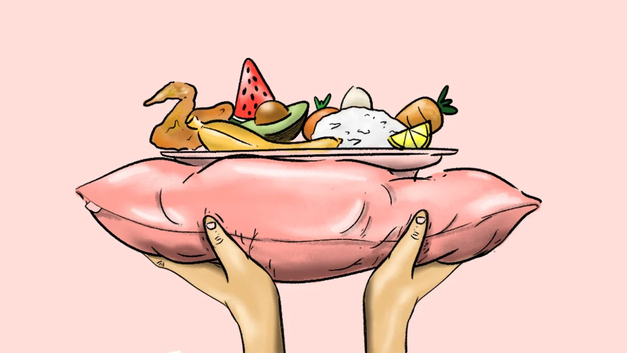 Ilustrasi dua tangan menyangga bantal merah muda yang di atasnya terdapat piring berisi makanan, seperti sayap ayam, semangka, alpukat, pisang, nasi, wortel, dan lemon, dengan latar merah muda pucat.