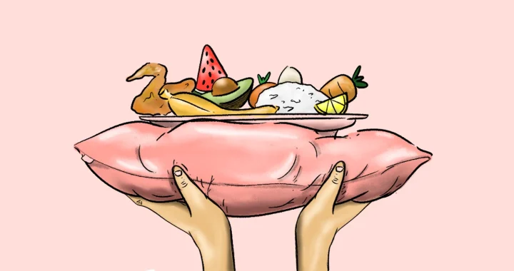 Ilustrasi dua tangan menyangga bantal merah muda yang di atasnya terdapat piring berisi makanan, seperti sayap ayam, semangka, alpukat, pisang, nasi, wortel, dan lemon, dengan latar merah muda pucat.
